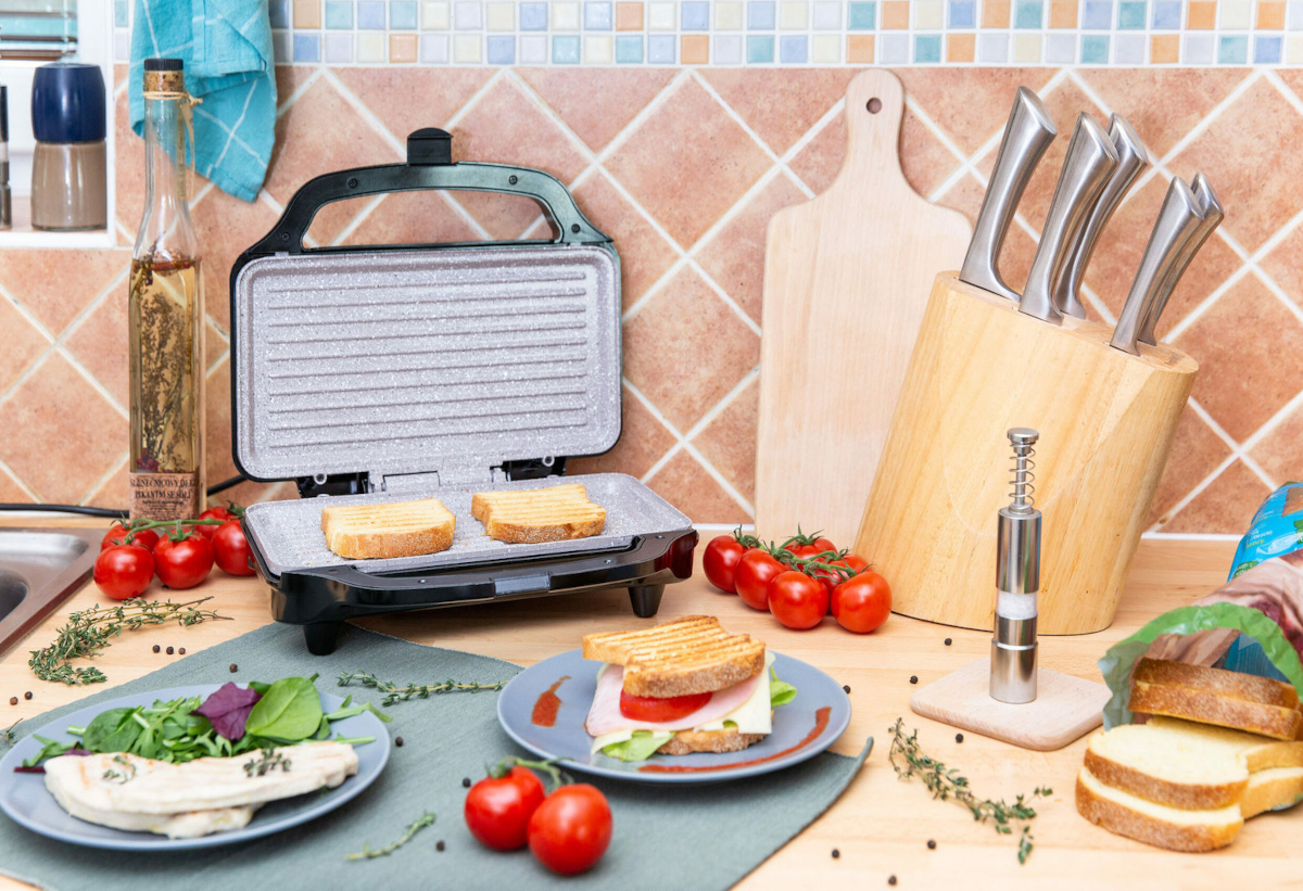 Απεικονίζεται η τοστιέρα σε μια κουζίνα 